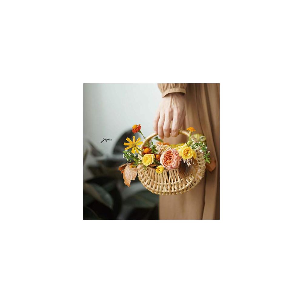 Entzückender Mini-Blumenkorb aus Weide für bezaubernde Blumenmädchen - Handgewebte Kreation für zauberhafte Hochzeitsfotos und Blumenarrangements