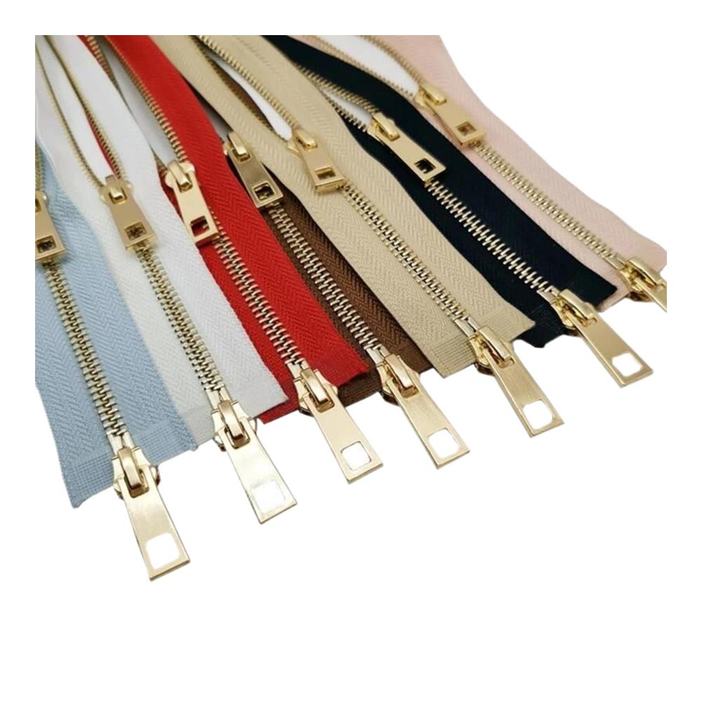 Entdecken Sie Qualität und Vielseitigkeit Auto-Lock Metallreißverschluss mit Doppelschieber - Hellgrau 5 80/100/120cm. Robust und leichtgängig für jede Anwendung. Perfekt für Kleidung Taschen und mehr