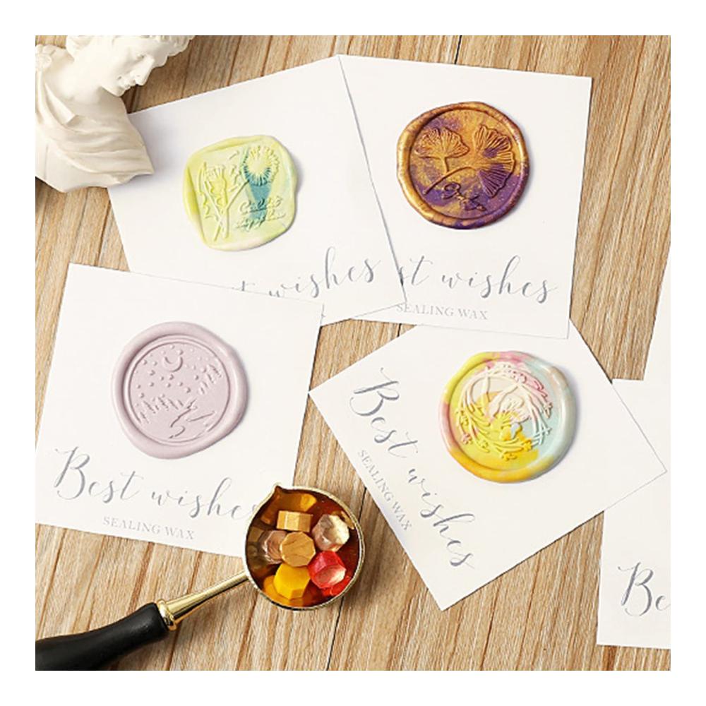 Entdecken Sie Eleganz 600 Stück Achteckige Wachssiegel im Kit - Bunte Siegel für Umschläge inklusive Wachsschmelzlöffel und 2 Kerzen. Perfekt für stilvolle Siegelstempel! Erhöhen Sie den Glamour mit hochwertigem