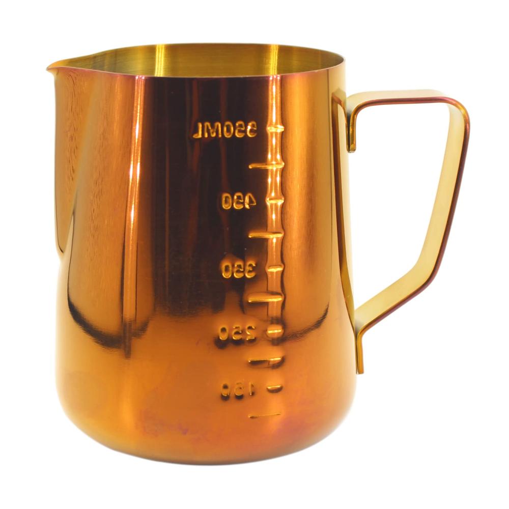 Entdecken Sie den Zauber des Kaffeekunsthandwerks mit unserem Edelstahl Milchschaumkännchen. Perfekt für Cappuccino und Latte Art mit Skala für präzises Messen. Ein Muss für Espresso-Liebhaber! 600ml Fassungsvermögen ideal für Ihre Espressomaschine. Verleihen Sie Ihrem Kaffee eine magische Note mit unserem Magic Red Krug