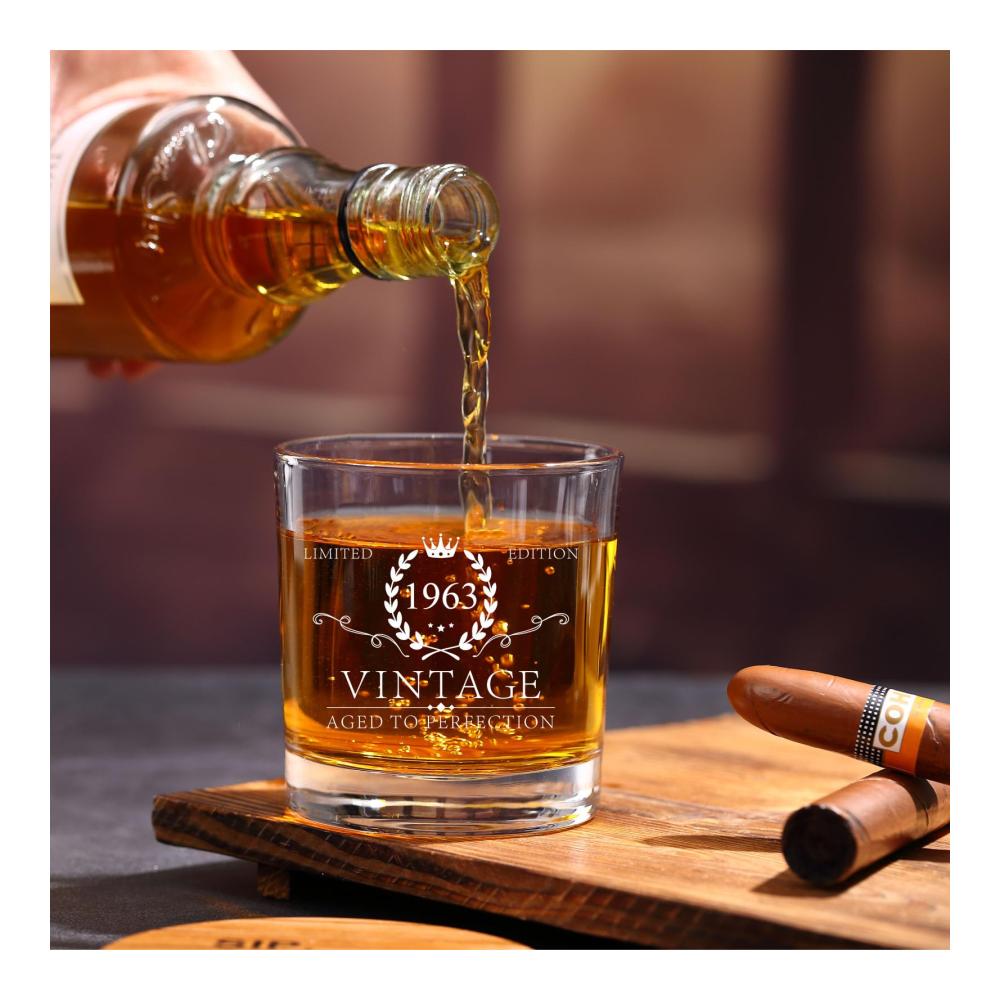 Erlesenes Whiskeyglas-Set zum 60. Geburtstag für Männer - Perfektes Geschenk für Vater Ehemann & Freunde - Inklusive Eiskugelform stilvollem Untersetzer & persönlicher Geschenkkarte - Luxuriös verpackt in einer eleganten
