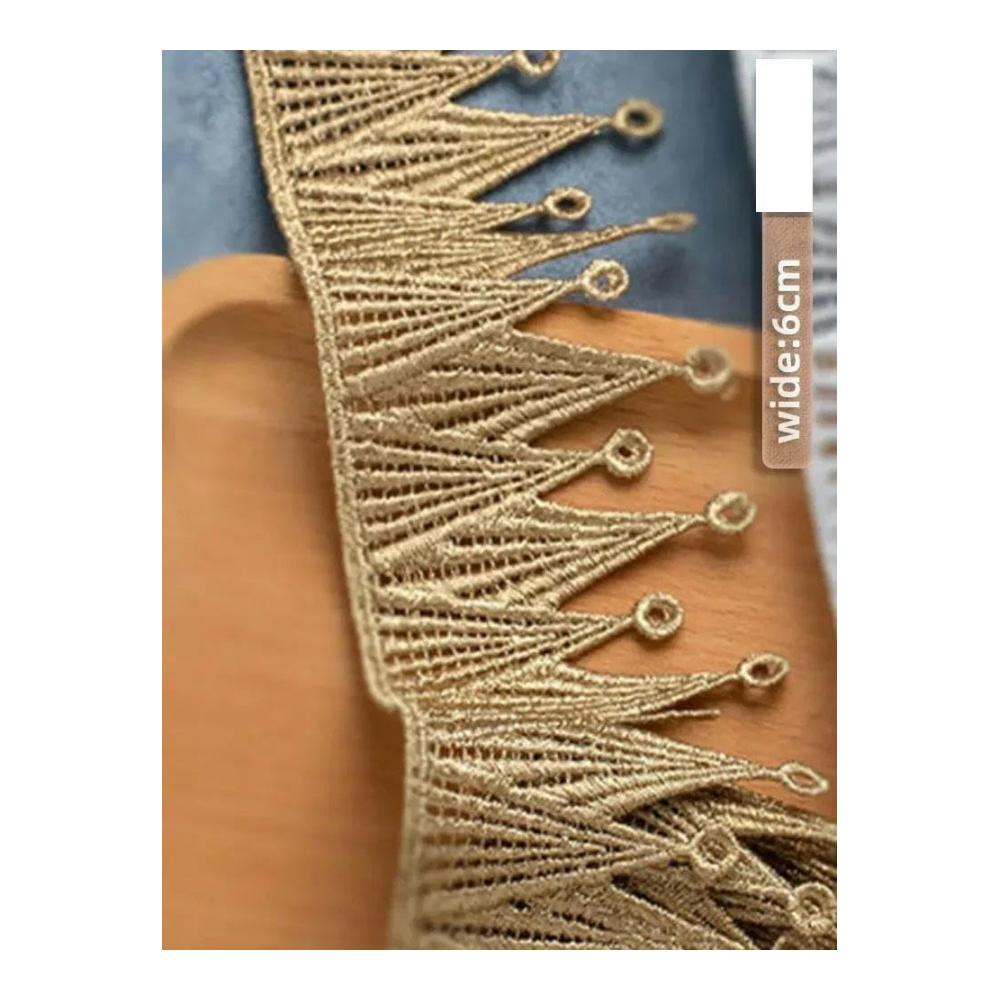 Entdecken Sie den Glanz der Eleganz! 1 Yard Silber-Gold-Krone Stickerei Spitzenstoff mit 6 cm Breite für Fransen perfekt für Party- und Hochzeitskleider. Verleihen Sie Ihrem Kragen eine königliche Note mit exquisiten 4 cm silbernen Pailletten. Nähen Sie stilvolle Accessoires mit diesem hochwertigen Material. Gönnen Sie sich Luxus und Stil