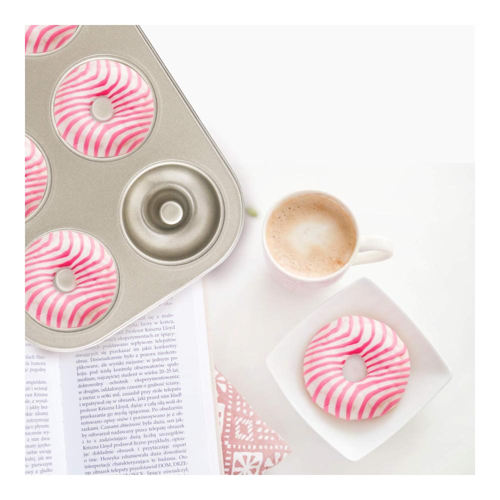 Entdecken Sie die Magie des Backens mit unseren hochwertigen Motivbackformen – Madeleine & Antihaft Krapfen Pfanne Set für köstliche Donuts! 2 Stück Donut Backblech für perfekte Krapfen mit Kohlenstoff beschichtet inklusive praktischem Beutel. Backen Sie mühelos 6 köstliche Krapfen auf einmal. Verleihen Sie Ihren Backkreationen eine einzigartige Form und freuen Sie sich auf unvergessliche Gen
