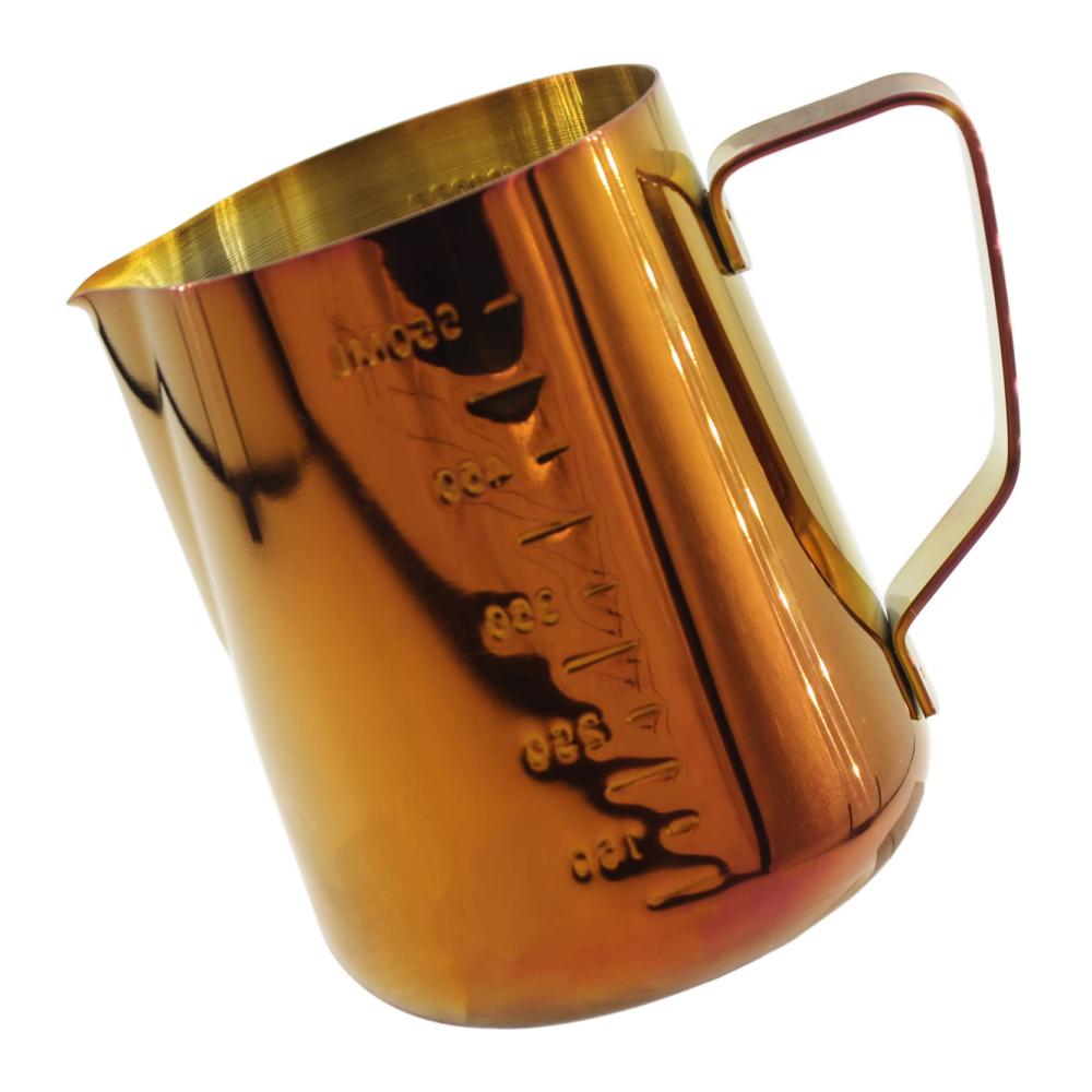 Entdecken Sie den Zauber des Kaffeekunsthandwerks mit unserem Edelstahl Milchschaumkännchen. Perfekt für Cappuccino und Latte Art mit Skala für präzises Messen. Ein Muss für Espresso-Liebhaber! 600ml Fassungsvermögen ideal für Ihre Espressomaschine. Verleihen Sie Ihrem Kaffee eine magische Note mit unserem Magic Red Krug