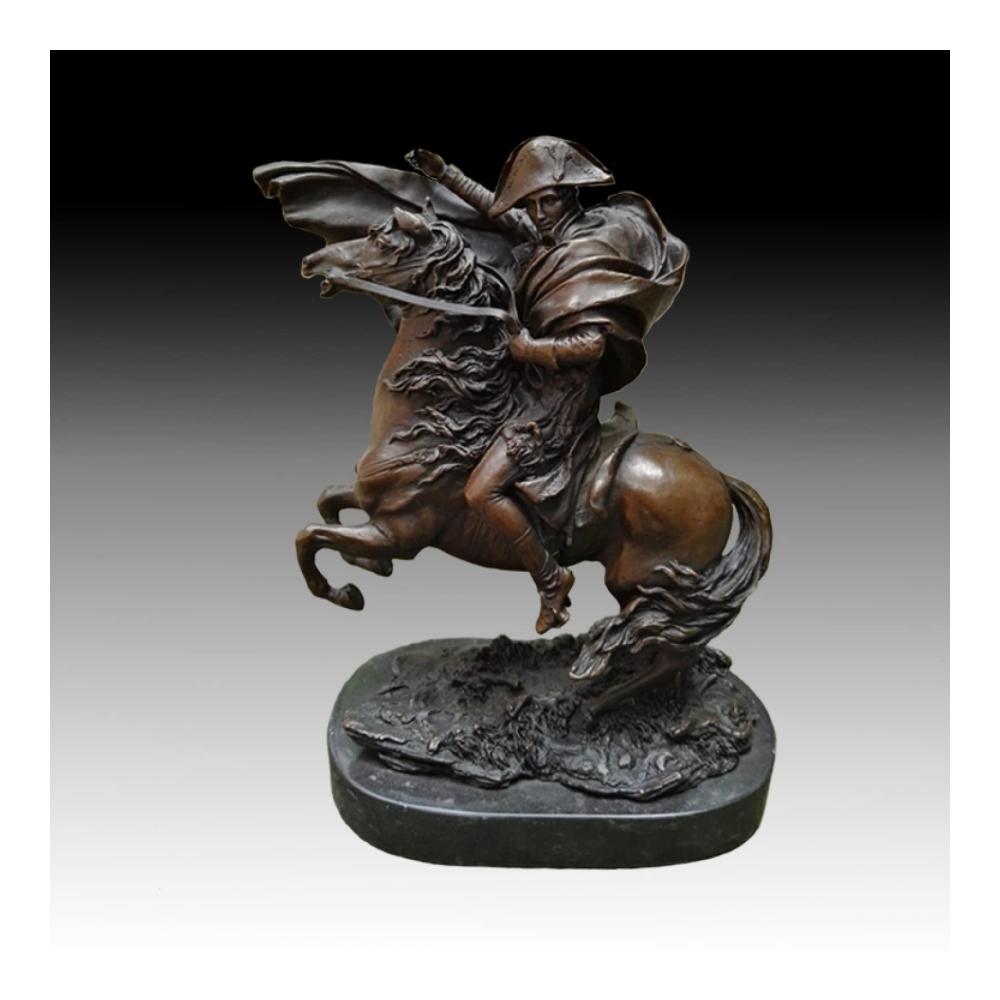 Entdecken Sie die Eleganz von Verzierungen Einzigartige Statuen Skulpturen und Ornamente für stilvolle Akzente im Herrenhaus. Napoleon-Kunsthandwerk in Bronze verleiht Ihrem Zuhause künstlerischen Glanz. Verschönern Sie Ihr Ambiente mit exquisiten Herrenhaus-Ornamenten und schaffen Sie eine zeitlose Atmosphäre. Perfekte Dekoration für Liebhaber von kunstvollen Bronzefiguren und stilvollen Figuren