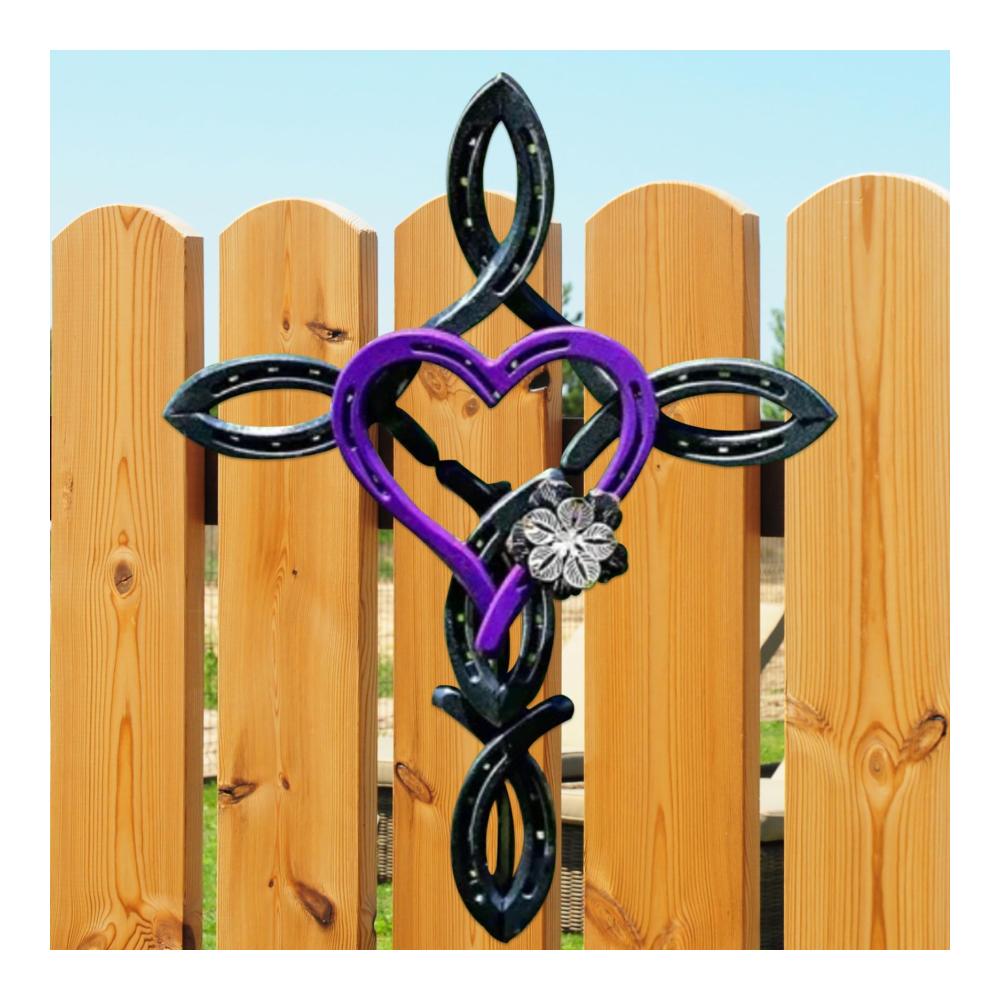 Kreieren Sie eine spirituelle Oase mit unserem exquisiten Kruzifix Dekoartikel Rustikales Metallkreuz für den Garten kunstvoll verziert mit Herz und Blumen. Schmücken Sie Ihren Garten mit diesem natürlichen Hufeisenkreuz einem zeitlosen Metallkreuzschild. Gartenornamente für einen harmonischen Raum. 158x118 Zoll in lila gehalten – die perfekte Dekoration für Garten und Wohnraum