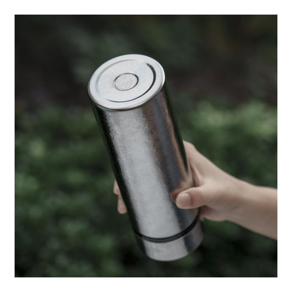 Hochwertige 550ml Titan Thermosflasche mit Filter für heiße und kalte Getränke. Perfekt für Sport Radfahren Wandern Camping und Büro. Leicht und tragbar