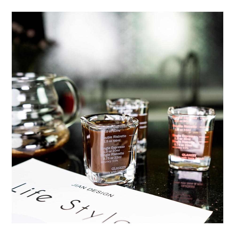 GLASKEY Premium Schnapsgläser 6er Set - 60ml Skalierte Espressomischgläser Ideal für Tequila & Wodka Spülmaschinenfest Perfekt für Partys & Geschenke Weiße Skala