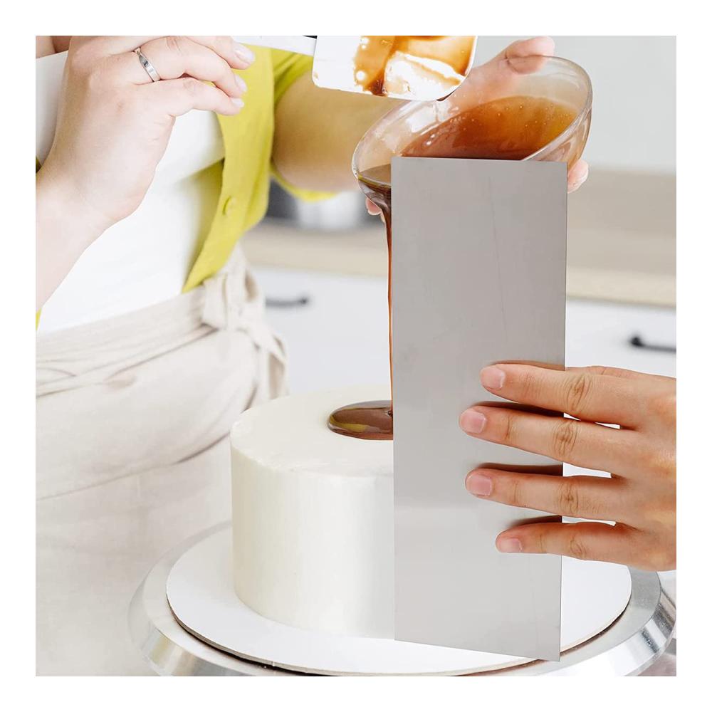Entdecken Sie das perfekte Modellierwerkzeug 86-Zoll-Edelstahl-Kuchenschaber aus Metall für glatte Tortenoberflächen dekoratives Kuchenkämmen und präzises Schneiden von Mousse und Buttercreme