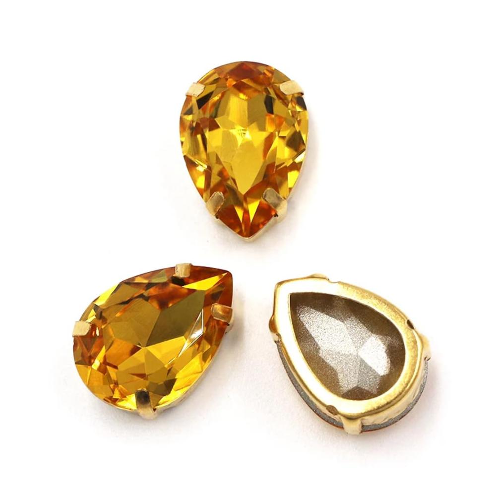 Entdecken Sie den Glanz Strasssteine in Tropfenform goldfarben perfekt für Kleidung Schuhe und Taschen! Krallenfassung für sicheren Halt 18 x 25 mm 12 Stück Set. Verleihen Sie Ihren Kreationen einen Hauch von Luxus