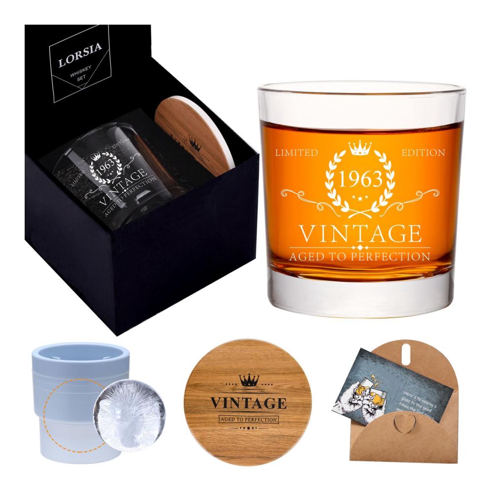 Erlesenes Whiskeyglas-Set zum 60. Geburtstag für Männer - Perfektes Geschenk für Vater Ehemann & Freunde - Inklusive Eiskugelform stilvollem Untersetzer & persönlicher Geschenkkarte - Luxuriös verpackt in einer eleganten