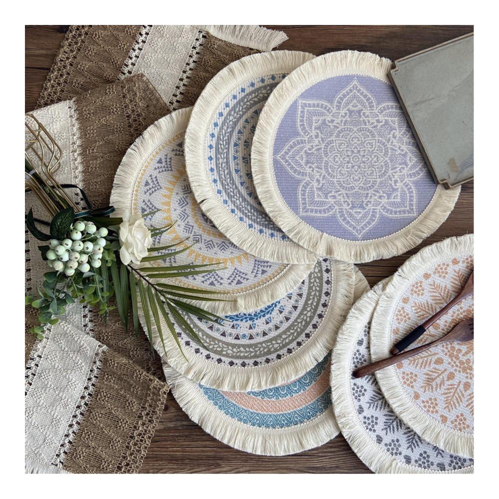 Entdecken Sie Eleganz 4er Set Abwaschbare Boho Geflochtene Platzsets - Stilvolle Runde Tischmatten mit Quasten für Hochzeit Restaurant und Outdoor Tischdeko. Perfekt für