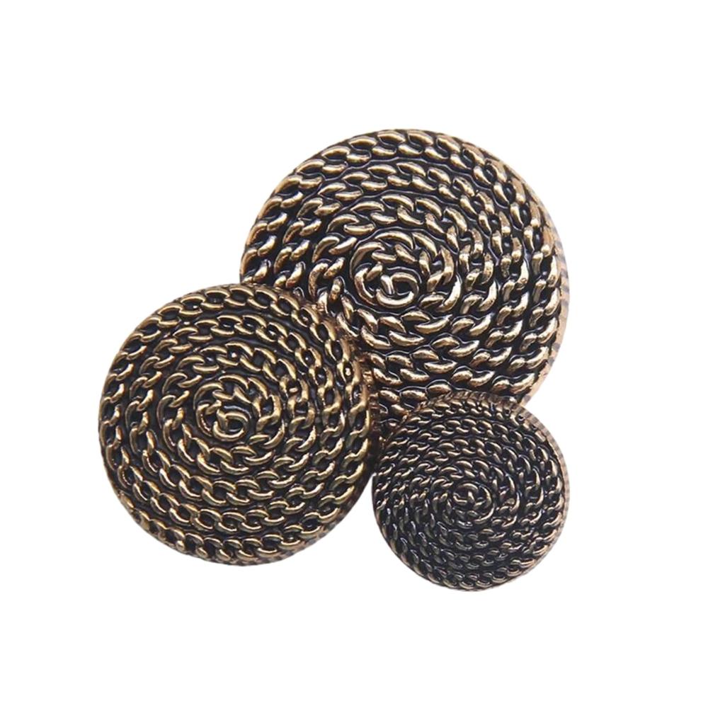 Entdecken Sie den Charme von Retro-Vintage Edle Altgold-Nähknöpfe für stilvolle Damen- und Herrenbekleidung. Perfekt für DIY-Projekte - Einheitsgröße 25mm. Verleihen Sie Ihrem Hemd Mantel und Accessoires einen einzigartigen Touch! Exklusives Design für zeitlose Eleganz