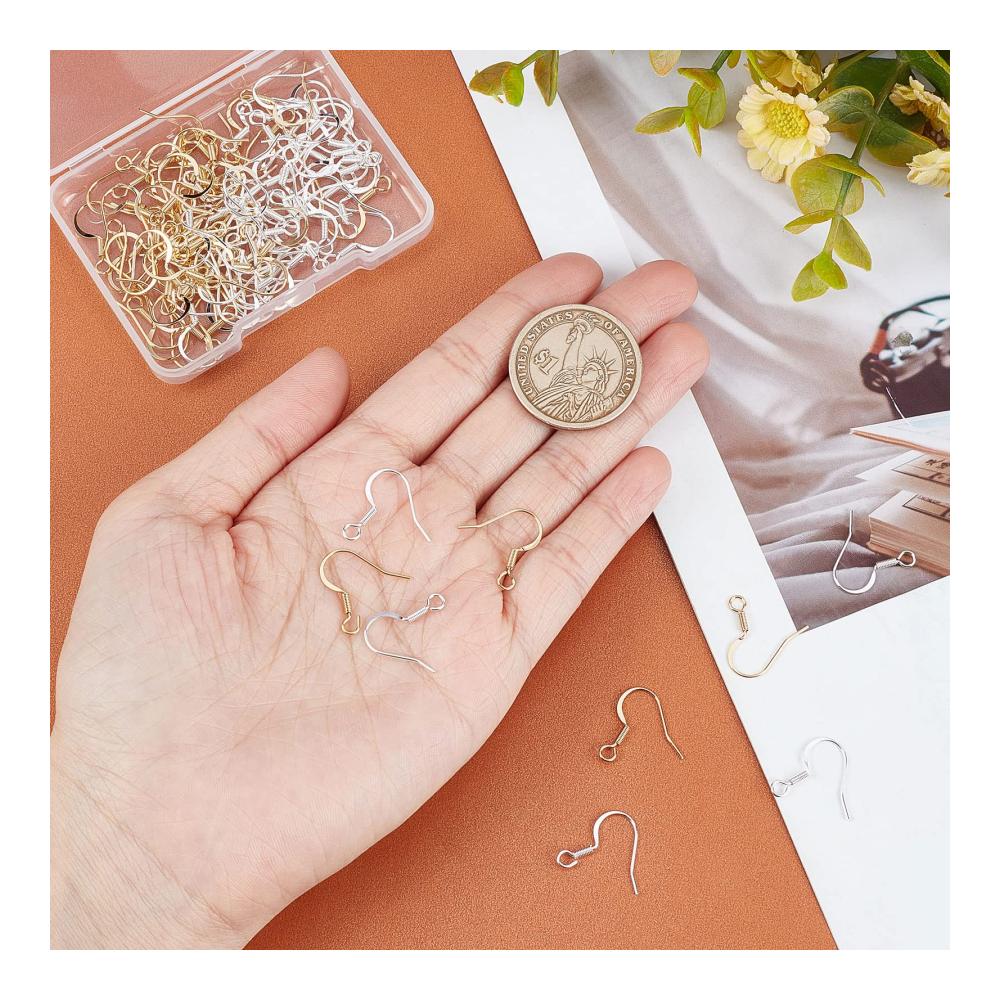 Entdecken Sie den Glanz 100 Ohrhaken in 2 Farben - Edle Angelhaken in 24K Gold & Sterling Silber Vergoldung. Brillante Messing-Ohrhaken für DIY-Ohrringe. Inklusive Ohrringherstellungsset und transparenter Aufbewahrungsbox. Perfekt für einzigartigen Ohrsch