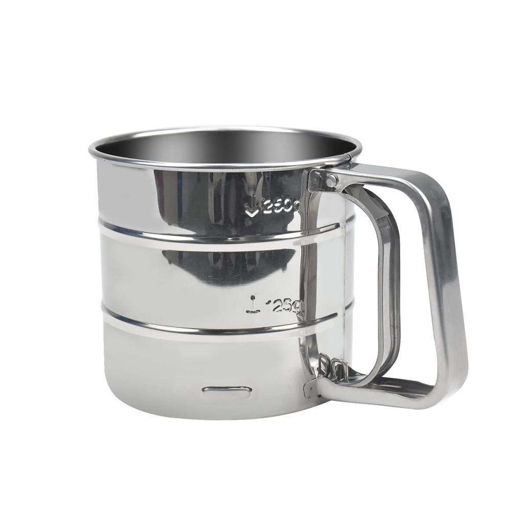 Entdecken Sie die Perfektion des Backens mit unserem hochwertigen Edelstahl Mehlsieb! Einhandbedienung und praktischer Deckel für müheloses Bemehlen. Backen Sie mühelos mit unserem Premium Mehlsieb mit Deckel – die ideale Lösung für Ihre Küche