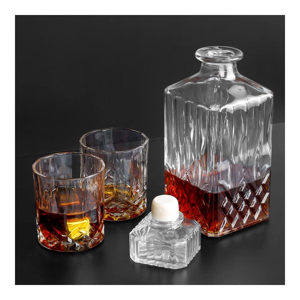 Whisky-Genuss pur Exklusives Set mit 2 Kristall-Whiskeygläsern (220 ml) und einem 750 ml Glas-Whiskydekanter mit Silikonstopfen – Ideal für vielfältige Whiskys und erlesene Weine. Entdecken Sie den perfekten Geschmack