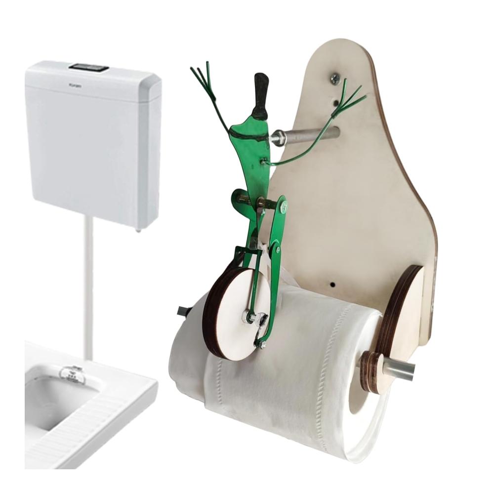 Entzückender Frosch-Rollenhalter aus Holz Einzigartige WC-Papierhalterung für eine lustige Badezimmergestaltung. Frosch auf Einrad und Fahrrad. Fröhliche Akzente
