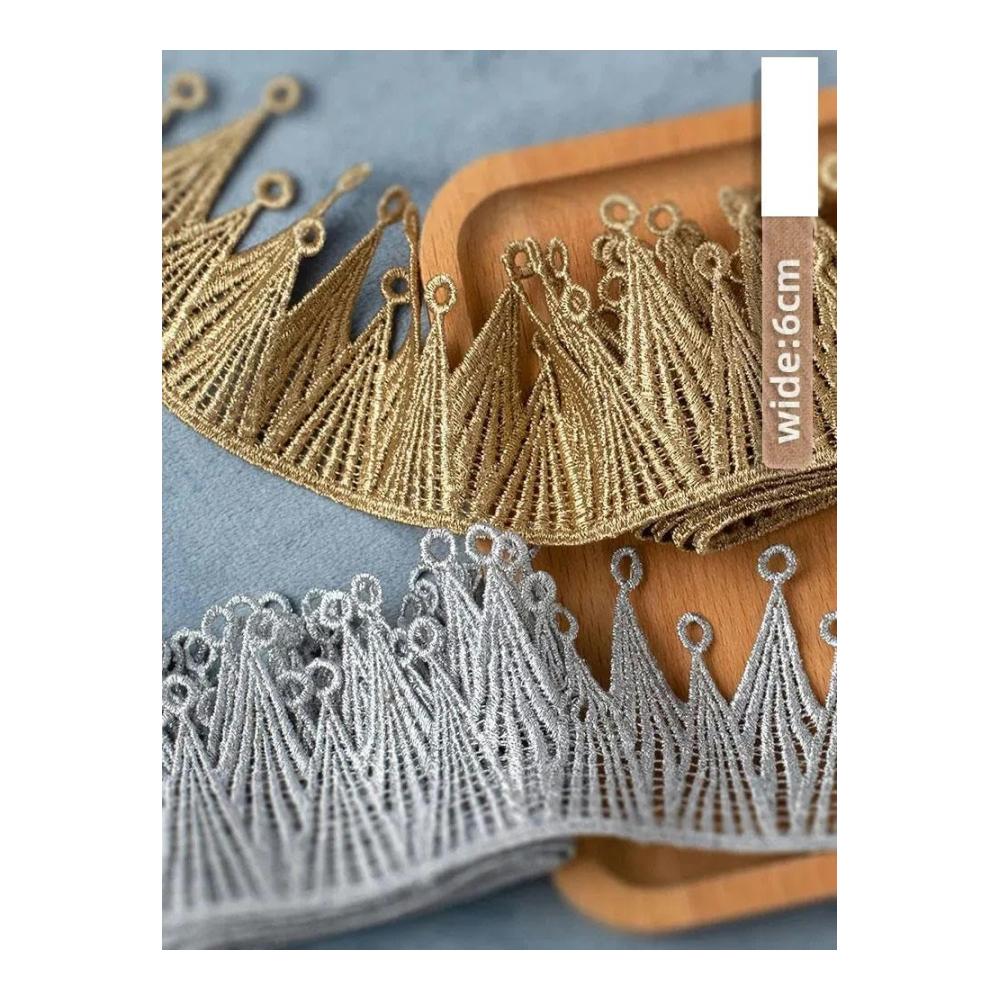 Entdecken Sie den Glanz der Eleganz! 1 Yard Silber-Gold-Krone Stickerei Spitzenstoff mit 6 cm Breite für Fransen perfekt für Party- und Hochzeitskleider. Verleihen Sie Ihrem Kragen eine königliche Note mit exquisiten 4 cm silbernen Pailletten. Nähen Sie stilvolle Accessoires mit diesem hochwertigen Material. Gönnen Sie sich Luxus und Stil