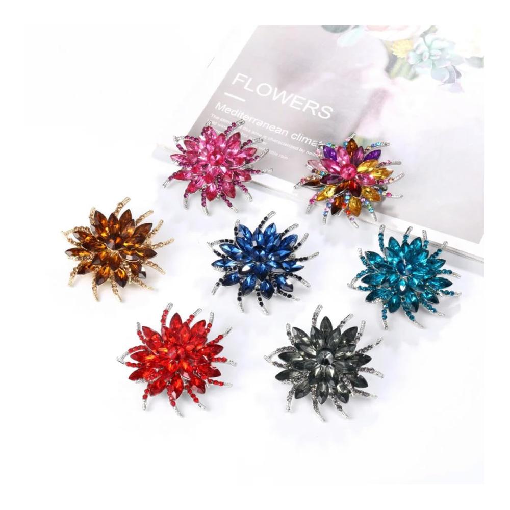 Exklusiver Blumenschmuck für besondere Anlässe Elegante Hochzeitsdekoration in Lila Rot Schwarz. Klarer Kristall verleiht Zeremonien Glanz. Perfekte Brosche Corsage für unvergessliche Momente