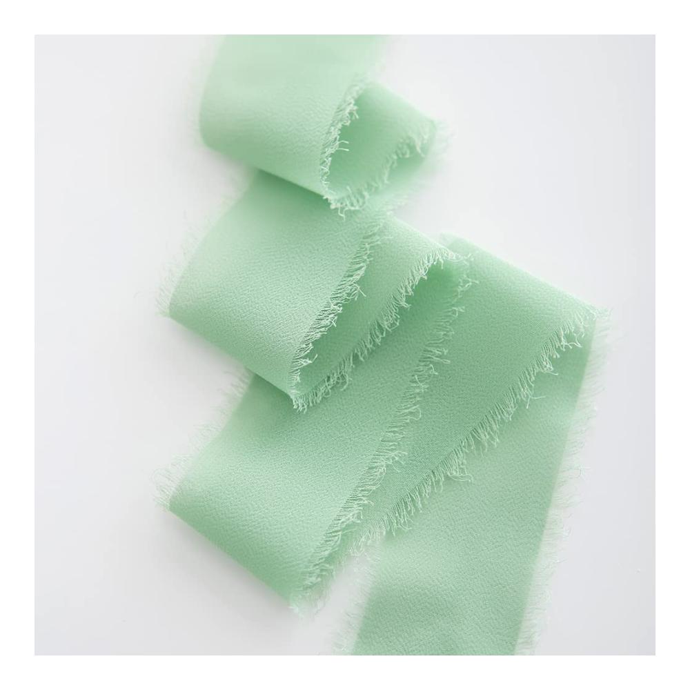 Entdecken Sie die Eleganz 3 Rollen Dunkelgrüne Chiffonbänder - 38mm Breite 6 Meter Länge. Perfekt für stilvolle Dekorationen Geschenkverpackungen und mehr. Hochwertiges Schleifenband aus Stoff für Hochzeiten Taufen und Geburtstage. Verleihen Sie Ihren Geschenken einen Hauch