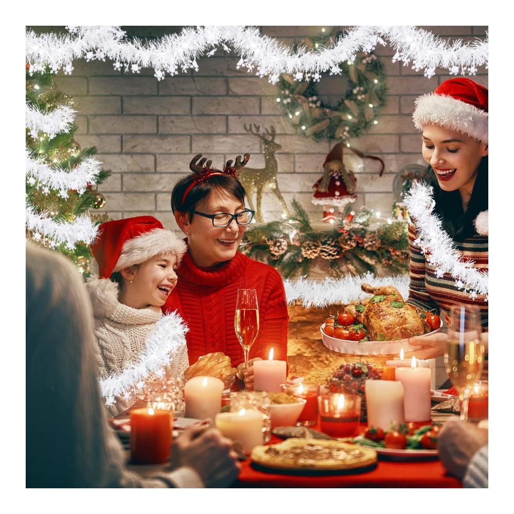 Entdecken Sie den Zauber der Festtage mit unserer exquisiten 6 x 2M Weihnachtsgirlande! Weiß mit Schneeflocken und Tannengirlanden verschönert sie jeden Raum. Verleihen Sie Ihrem Weihnachtsbaum Glanz mit Lametta während die Winter Girlande Wand Tür Fenster Kamine und Treppengeländer schmückt. Bringen Sie festliche Freude in Ihr Zuhause