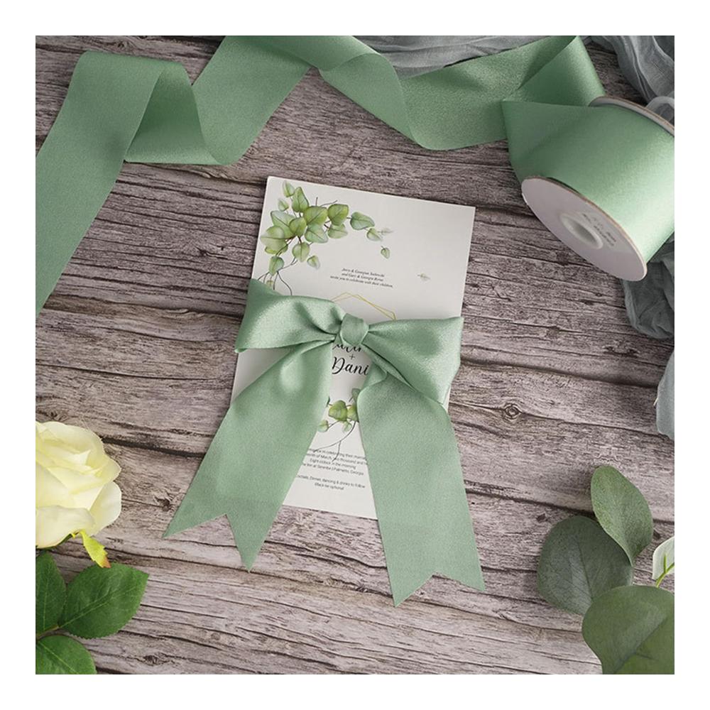 Entdecken Sie die Magie der Festtage mit unserem Weihnachtsgrün Chiffonband 38mm! Perfekt für Geschenkverpackungen Blumensträuße Tischdekorationen und Bastelprojekte. Hochwertiges Geschenkband aus Stoff für unvergessliche Feierlichkeiten