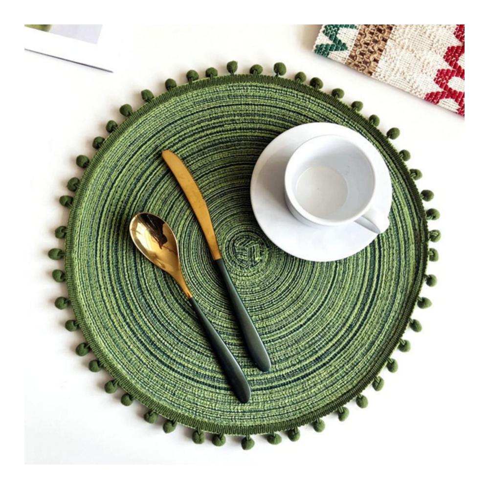 Entdecken Sie Eleganz 6er Set Runde Platzsets 38cm Waschbar & Gewebt - Boho Chic Design mit Pompom Quasten - Hitzebeständige & rutschfeste Tischuntersetzer für stilvolle Mahlzeiten - Grüne Akzente für perfekte Tischdek