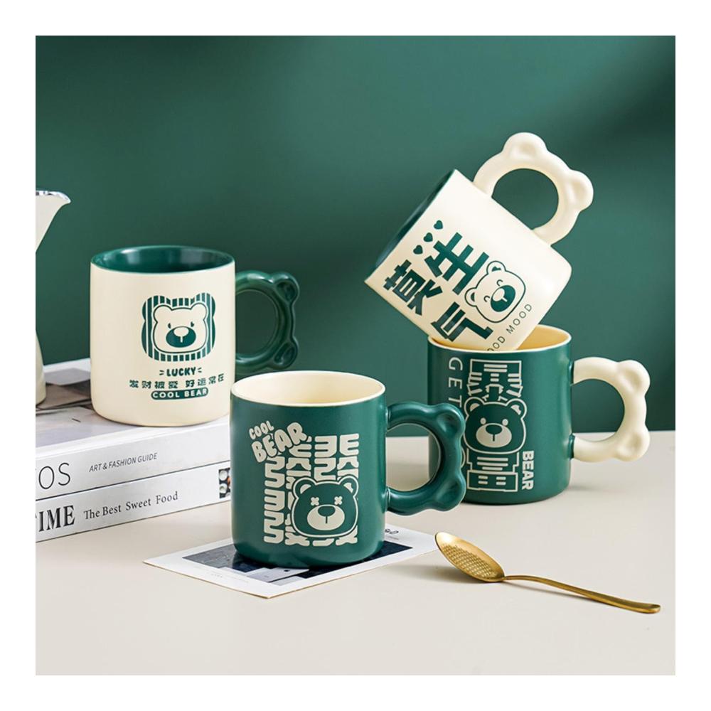 Entdecken Sie den Genuss mit unseren 380ml Kreativ-Rich-Bear-Keramik-Tassen! Perfekt für Zuhause und Büro diese stylischen Tassen bringen Spaß und Geschmack in Ihren Kaffee- oder Milchgenuss. Hervorragendes Design hohe Qualität und ein Hauch von Persönlichkeit machen diese Tassen zu einem Must-Have. Gönnen Sie sich den Luxus dieser einzigartigen Kaffeetassen & Becher. Genießen Sie den perfekten Schluck in jeder Tasse