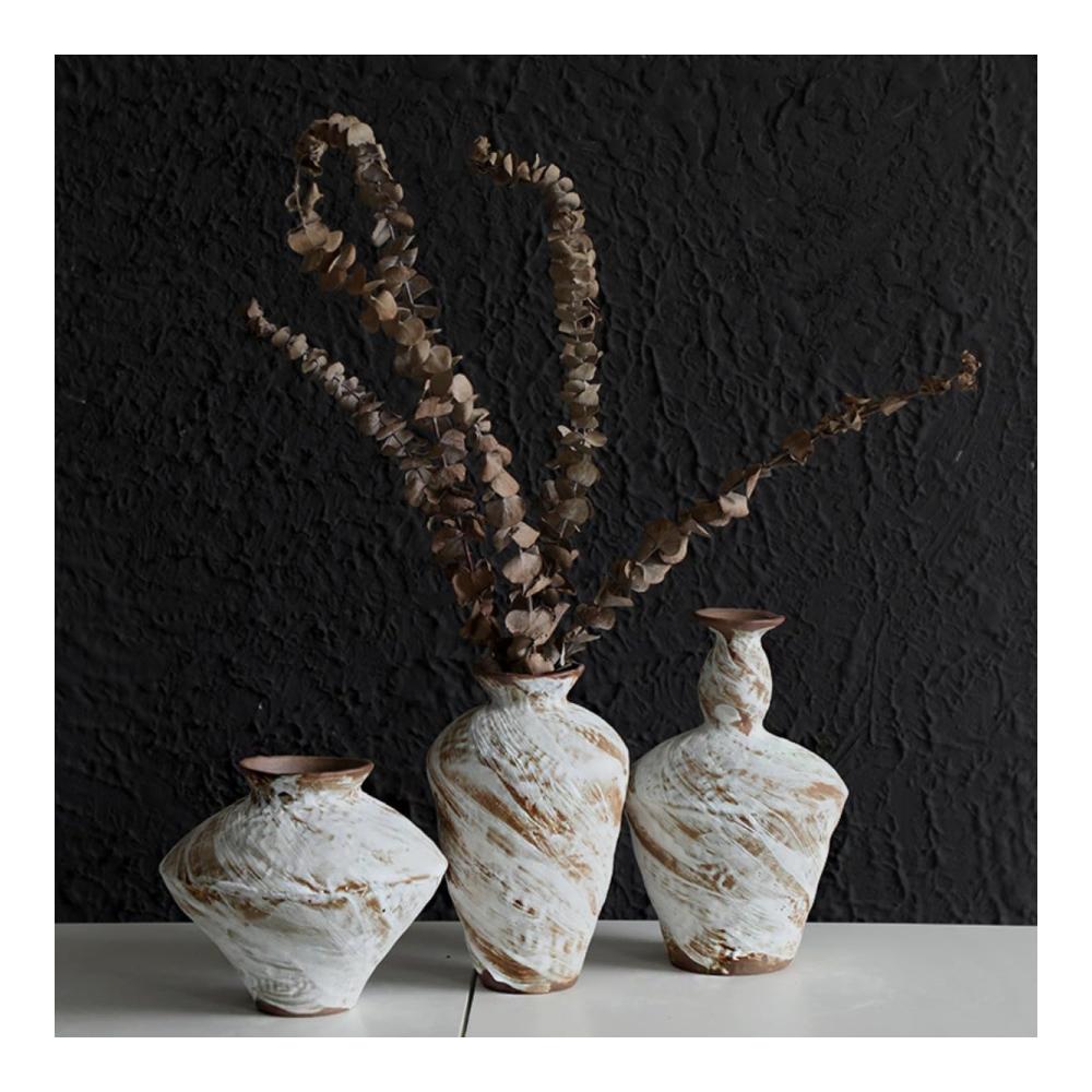 Elegante Vasen-Ensemble 3 Vintage Keramikvasen für stilvolle Wohnzimmerdekoration. Rustikale runde Blumenvasen setzen den Boden in Szene – perfekt für Bauernhaus-Tischarrangements und als Hochzeitsgeschenk (Orange Akzente). Entdecken Sie zeitlose Schönheit