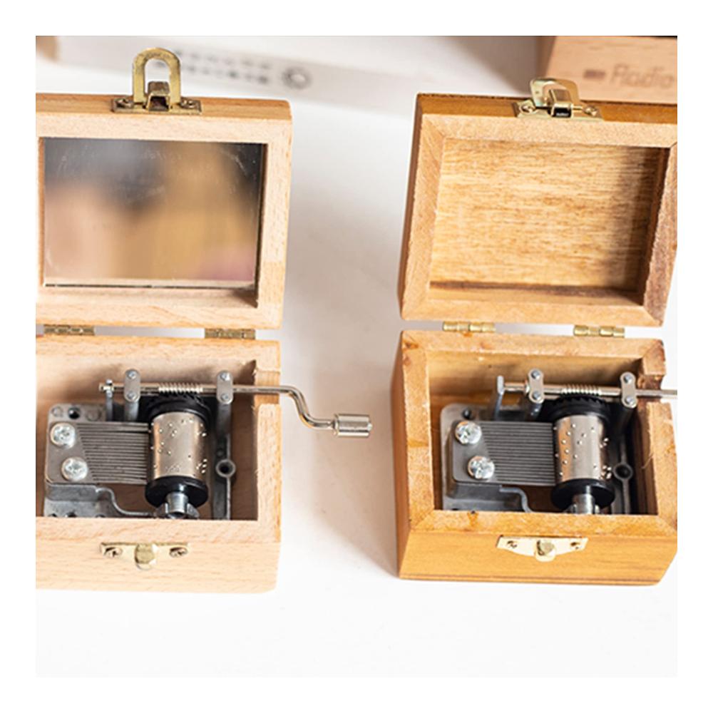 Entdecken Sie die Magie der Musik Personalisierte Spieluhr in Mini-Geschenkbox aus Vintage-Holz. Handkurbel betrieben für zeitlose Melodien. Perfektes Geschenk für Opernliebhaber
