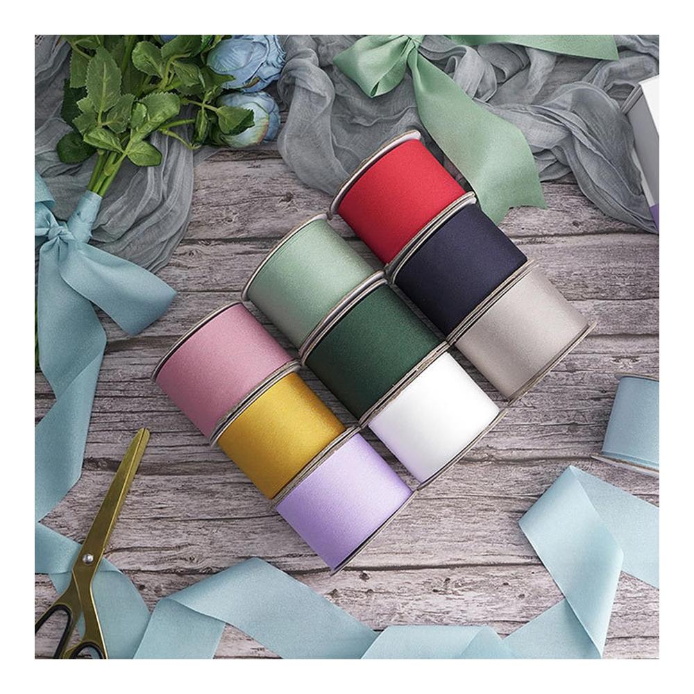 Entdecken Sie die Magie der Festtage mit unserem Weihnachtsgrün Chiffonband 38mm! Perfekt für Geschenkverpackungen Blumensträuße Tischdekorationen und Bastelprojekte. Hochwertiges Geschenkband aus Stoff für unvergessliche Feierlichkeiten