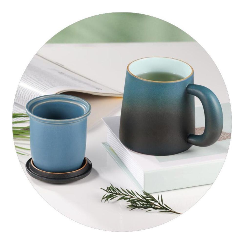 Entdecken Sie den Genuss Teetasse 420ml Keramik mit Edelstahl Teesieb & Deckel Große Teetassen Set in Blau-Schwarz Gradienten Henkel für entspannten Teegenuss - Zen Lifestyle