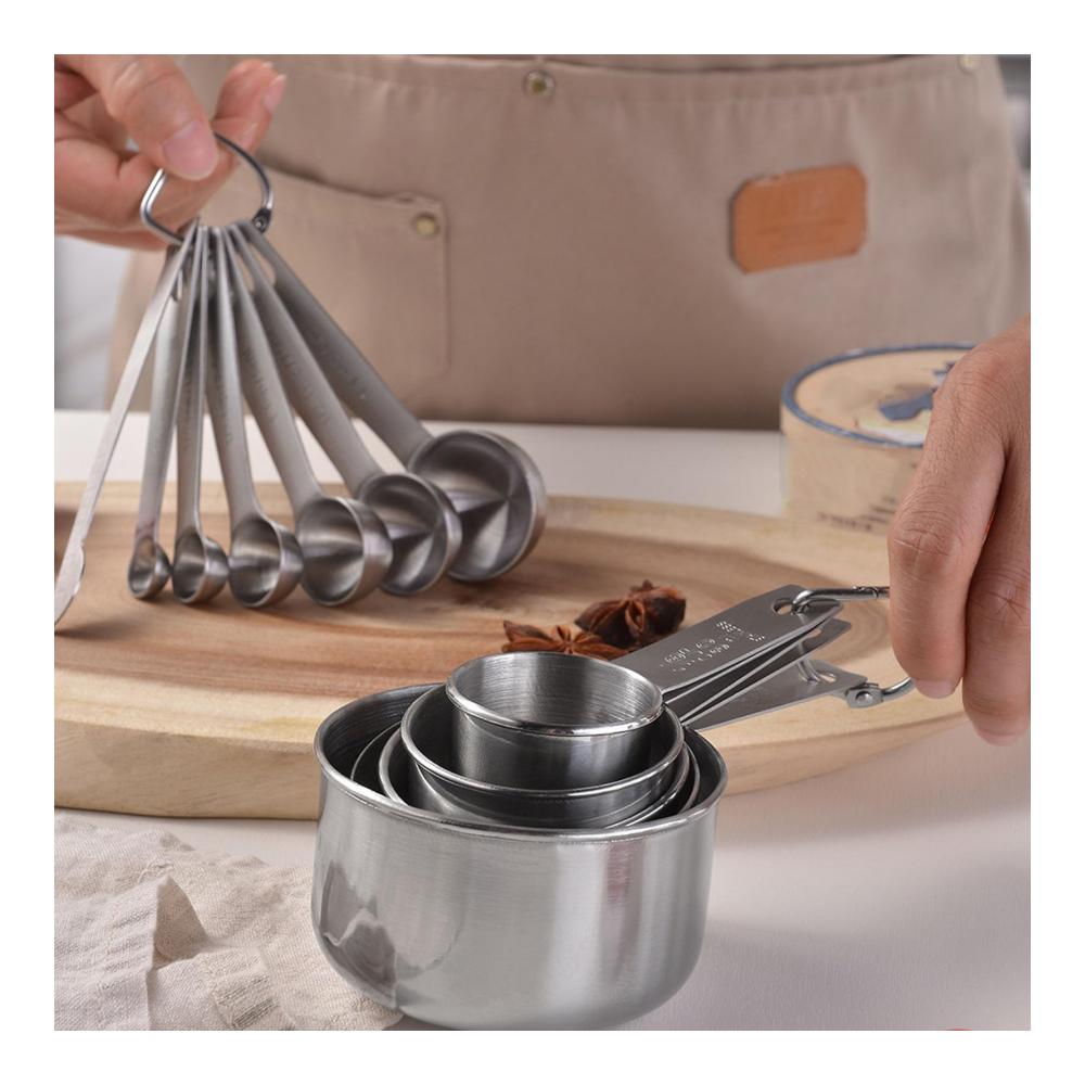 Premium Edelstahl Messlöffelsets – 12-teiliges Kochzubehör für präzises Backen und Kochen. Robuste Messbecher und Löffel für Flüssigkeiten und Feststoffe. Ein Muss für die perfekte Küchenorganisation