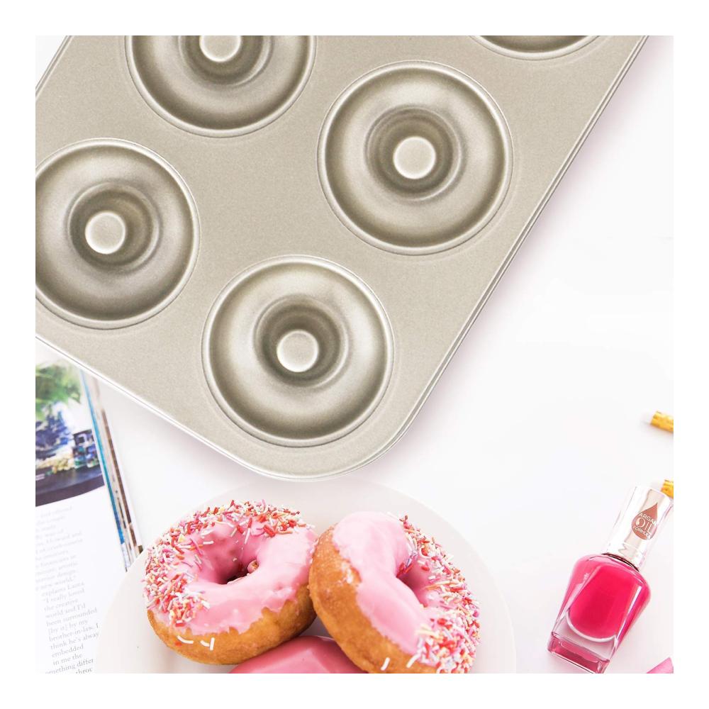 Entdecken Sie die Magie des Backens mit unseren hochwertigen Motivbackformen – Madeleine & Antihaft Krapfen Pfanne Set für köstliche Donuts! 2 Stück Donut Backblech für perfekte Krapfen mit Kohlenstoff beschichtet inklusive praktischem Beutel. Backen Sie mühelos 6 köstliche Krapfen auf einmal. Verleihen Sie Ihren Backkreationen eine einzigartige Form und freuen Sie sich auf unvergessliche Gen