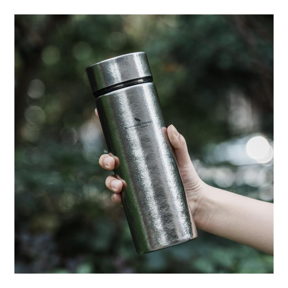 Hochwertige 550ml Titan Thermosflasche mit Filter für heiße und kalte Getränke. Perfekt für Sport Radfahren Wandern Camping und Büro. Leicht und tragbar