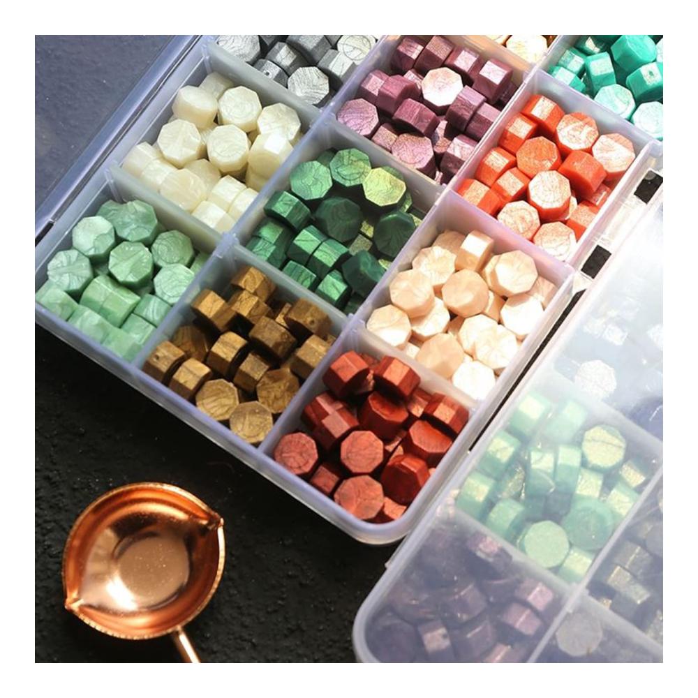 Entdecken Sie Eleganz 600 Stück Achteckige Wachssiegel im Kit - Bunte Siegel für Umschläge inklusive Wachsschmelzlöffel und 2 Kerzen. Perfekt für stilvolle Siegelstempel! Erhöhen Sie den Glamour mit hochwertigem