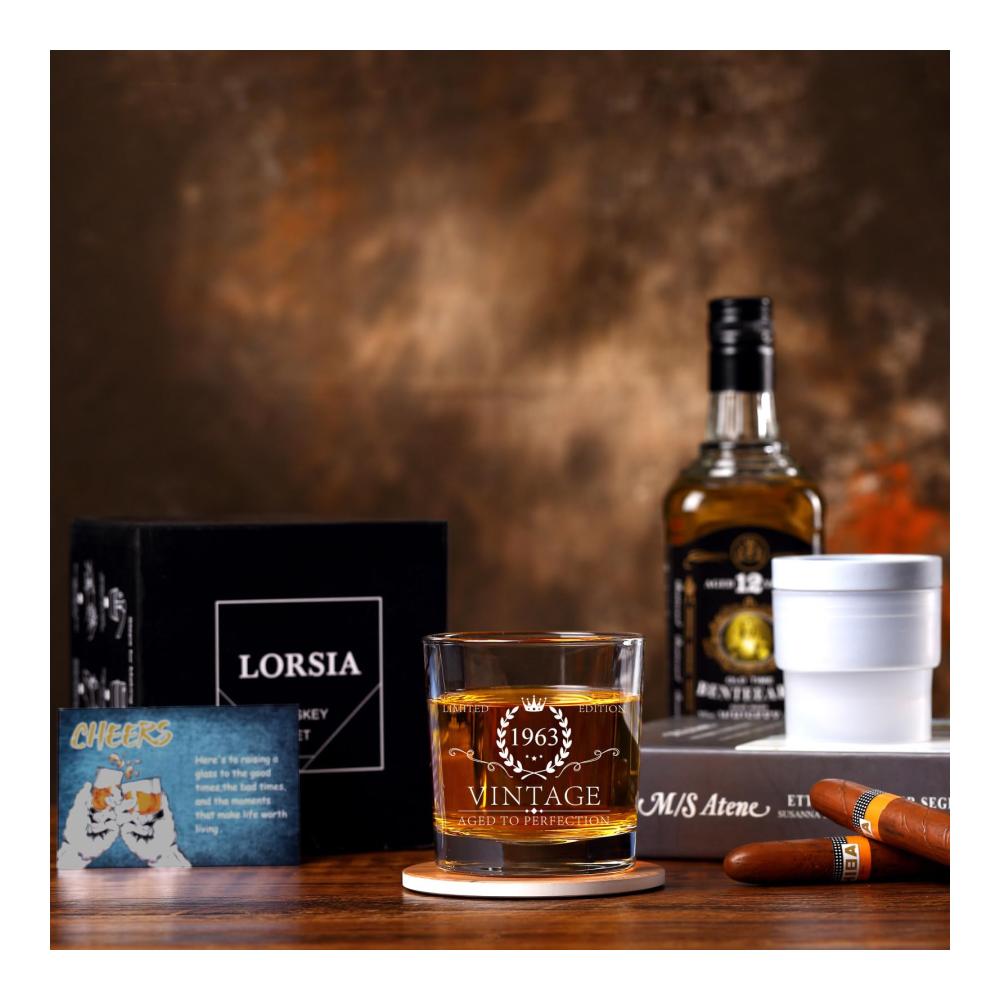 Erlesenes Whiskeyglas-Set zum 60. Geburtstag für Männer - Perfektes Geschenk für Vater Ehemann & Freunde - Inklusive Eiskugelform stilvollem Untersetzer & persönlicher Geschenkkarte - Luxuriös verpackt in einer eleganten