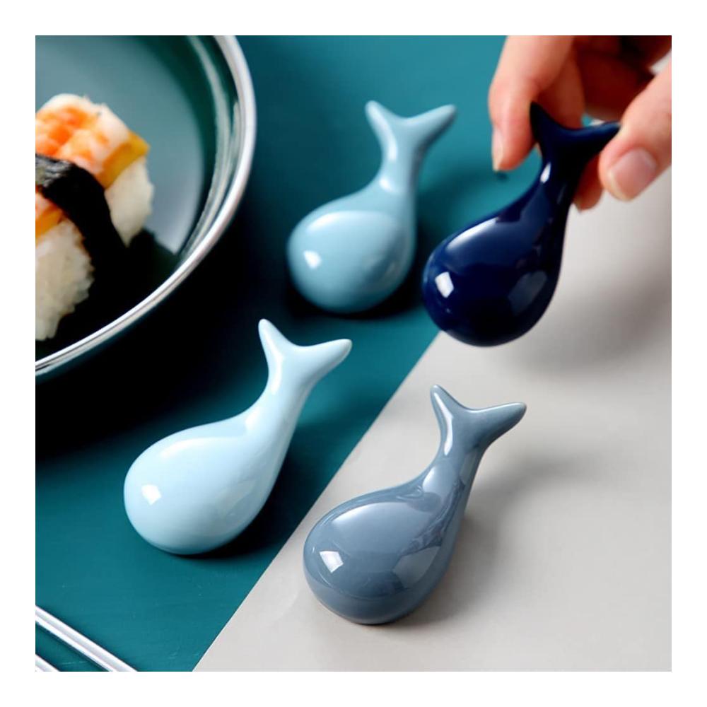 Entdecken Sie Eleganz beim Essen Essstäbchenhalter-Set mit 8 Keramikständern in verspielter Delfinform. Praktische Bänkchen für Ihre bunt gestalteten Essstäbchen. Stilvolle Ablagen perfektes Besteckzubehör für den Esstisch. Verleihen Sie Ihrem Restaurant oder Zuhause mit diesen 68×20×45 mm Essstäbchenhaltern eine exklusive Note