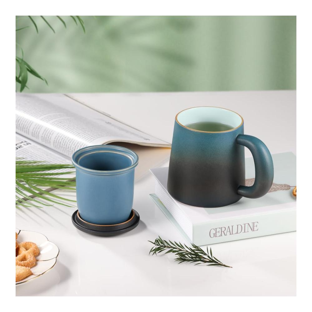 Entdecken Sie den Genuss Teetasse 420ml Keramik mit Edelstahl Teesieb & Deckel Große Teetassen Set in Blau-Schwarz Gradienten Henkel für entspannten Teegenuss - Zen Lifestyle