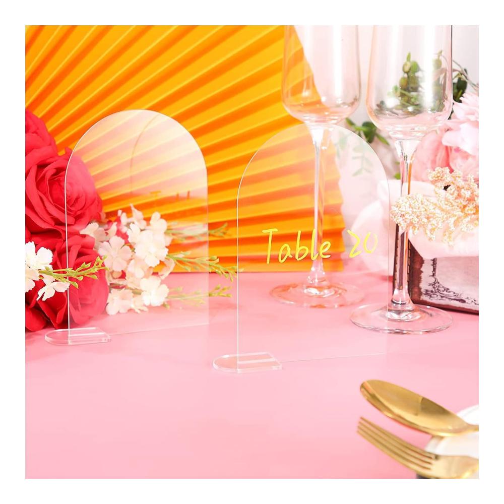 Organisieren Sie Ihre Veranstaltung stilvoll mit diesen 5 transparenten Acryl-Tischkarten! Elegant gebogen und halbkreisförmig ideal für Zuhause oder Partys