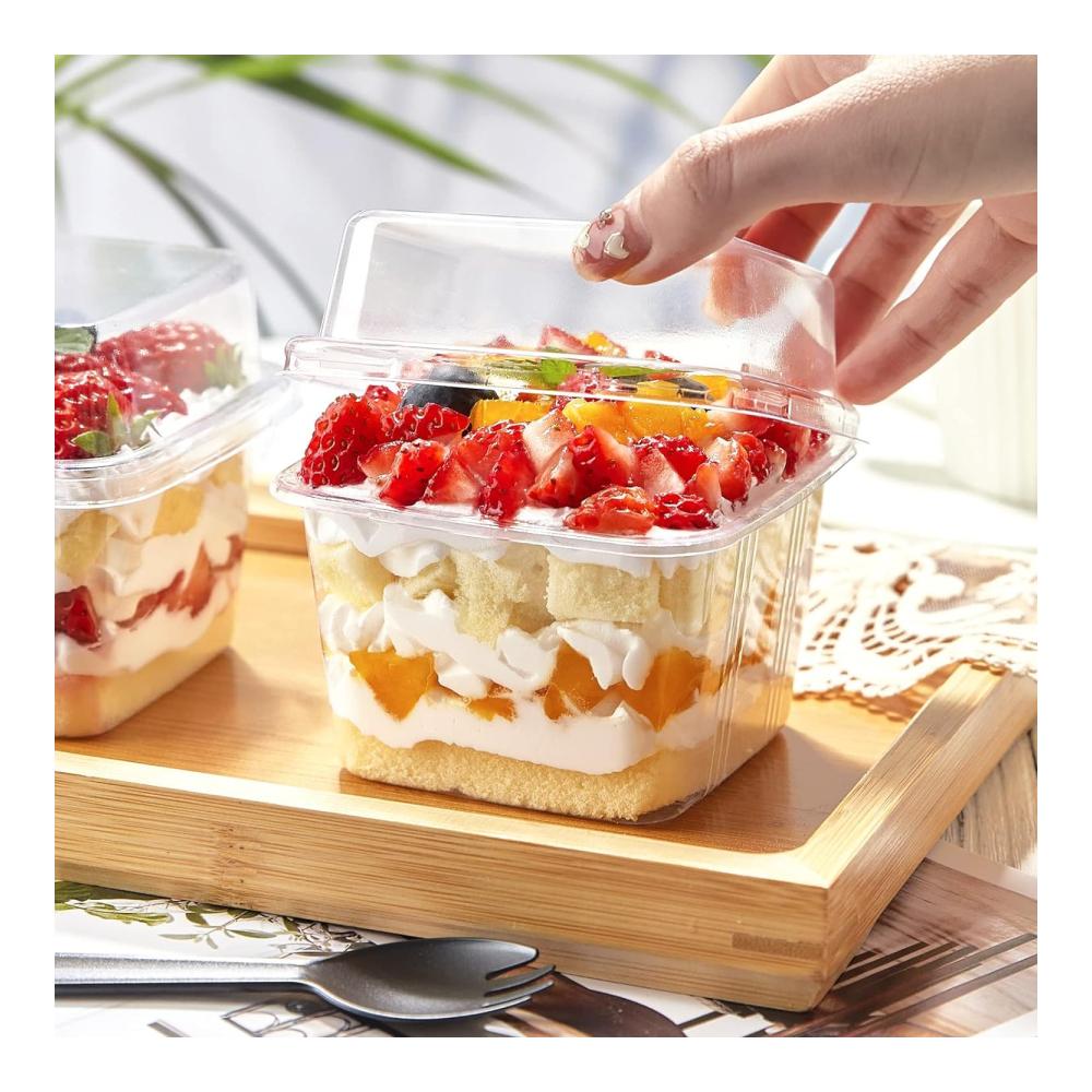 50 Stück Wiederverwendbare Dessertschalen & Schüsseln - Eckige Plastikbecher mit Deckel (240ml) inkl. Löffeln. Perfekt für Parfait Pudding & Mousse. Elegant servieren und genießen