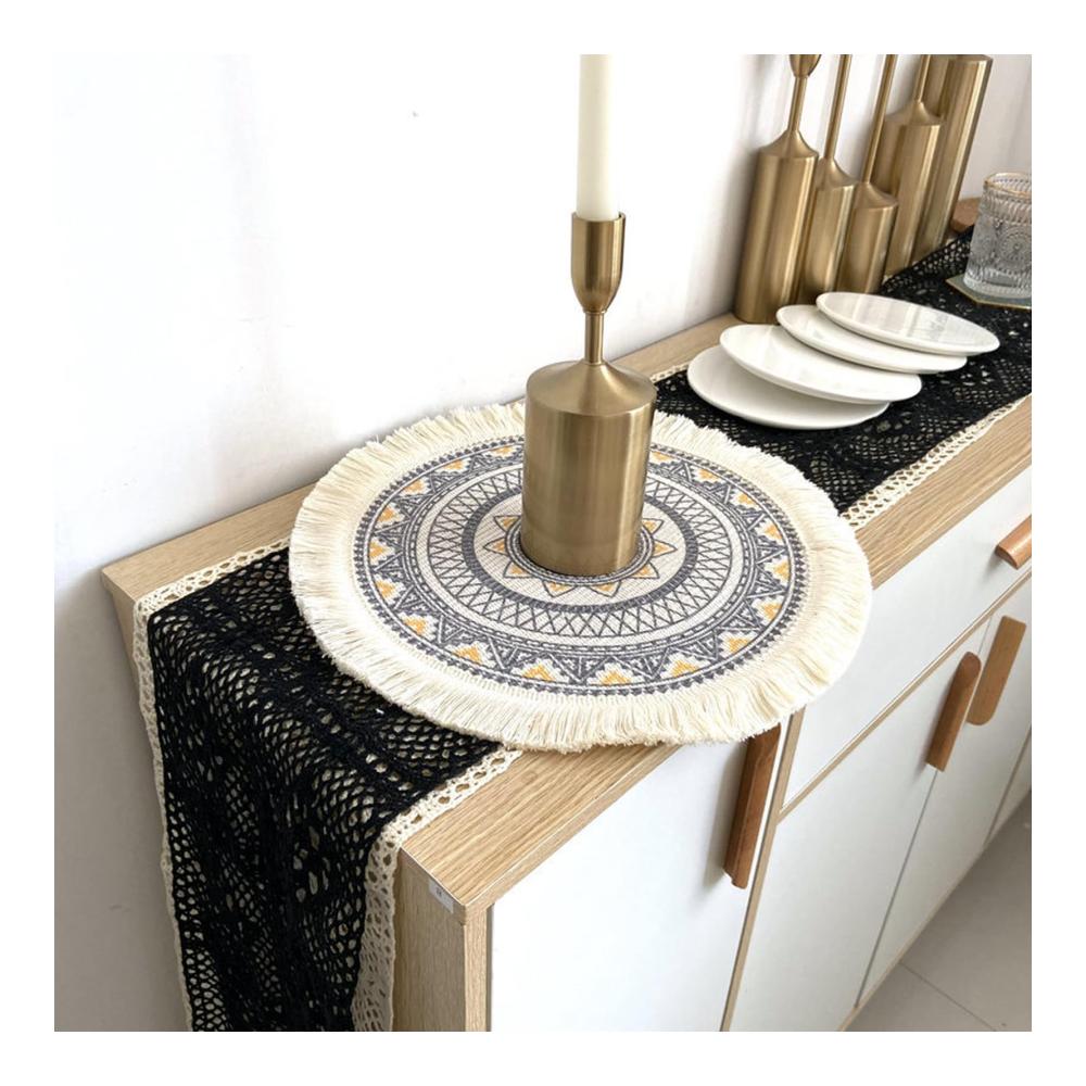 Entdecken Sie Eleganz 4er Set Abwaschbare Boho Geflochtene Platzsets - Stilvolle Runde Tischmatten mit Quasten für Hochzeit Restaurant und Outdoor Tischdeko. Perfekt für