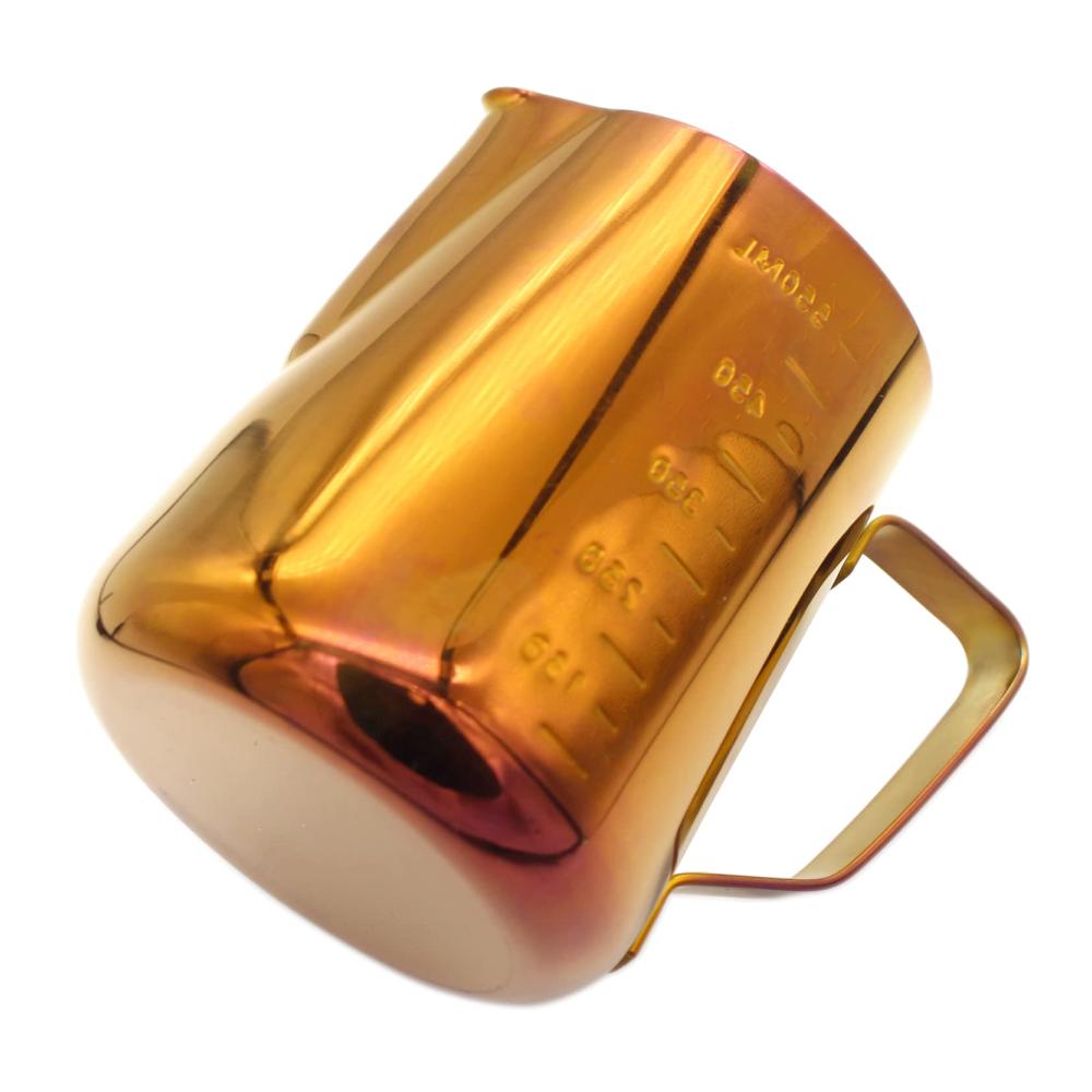 Entdecken Sie den Zauber des Kaffeekunsthandwerks mit unserem Edelstahl Milchschaumkännchen. Perfekt für Cappuccino und Latte Art mit Skala für präzises Messen. Ein Muss für Espresso-Liebhaber! 600ml Fassungsvermögen ideal für Ihre Espressomaschine. Verleihen Sie Ihrem Kaffee eine magische Note mit unserem Magic Red Krug