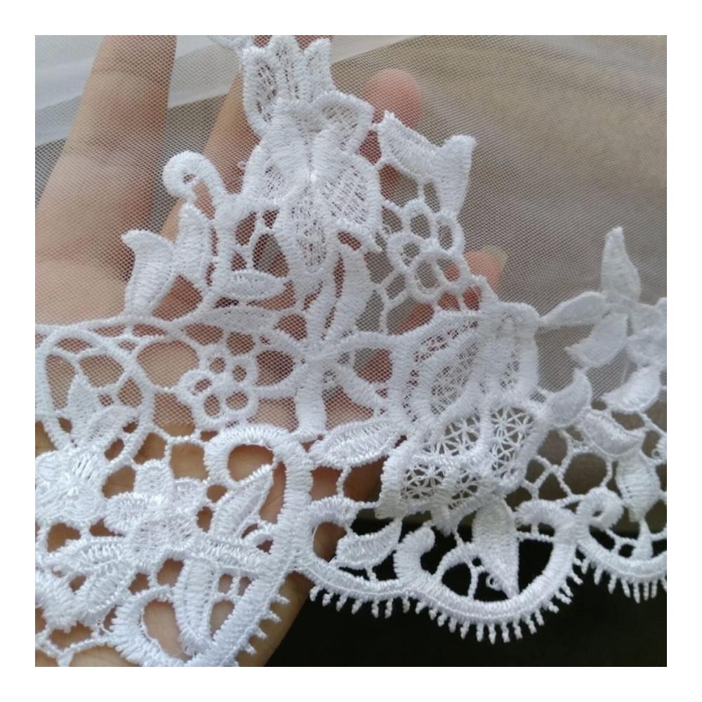 Entdecken Sie den Zauber der Liebe Eleganter CACAZI Hochzeit Brautschleier Lang mit Leichtigkeit. Vintage-Charme und einfache Spitzenkante verleihen diesem Kathedralenschleier einen Hauch von Romantik. Perfektes Brautzubehör für unvergessliche Momente. Gönnen Sie sich den luxuriösen Glanz dieses Tüll-Haarschmucks. Tauchen Sie ein in zeitlose Eleganz und feiern Sie Ihren großen Tag stilvoll