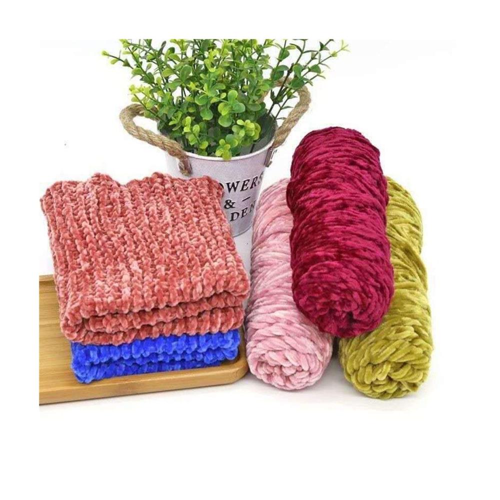 Erleben Sie Luxus mit unserem 100g-Set von Chunky Yarn Sperrige Armstrickwolle aus hochwertigem anti-pilling Polyester-Mix. Ideal für Cardigans und Schals in königlichem Blau (Farbe 09). Perfekt für Ihre Häkel- & Strickprojekte