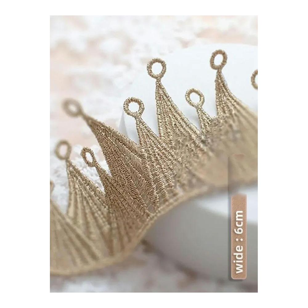 Entdecken Sie den Glanz der Eleganz! 1 Yard Silber-Gold-Krone Stickerei Spitzenstoff mit 6 cm Breite für Fransen perfekt für Party- und Hochzeitskleider. Verleihen Sie Ihrem Kragen eine königliche Note mit exquisiten 4 cm silbernen Pailletten. Nähen Sie stilvolle Accessoires mit diesem hochwertigen Material. Gönnen Sie sich Luxus und Stil