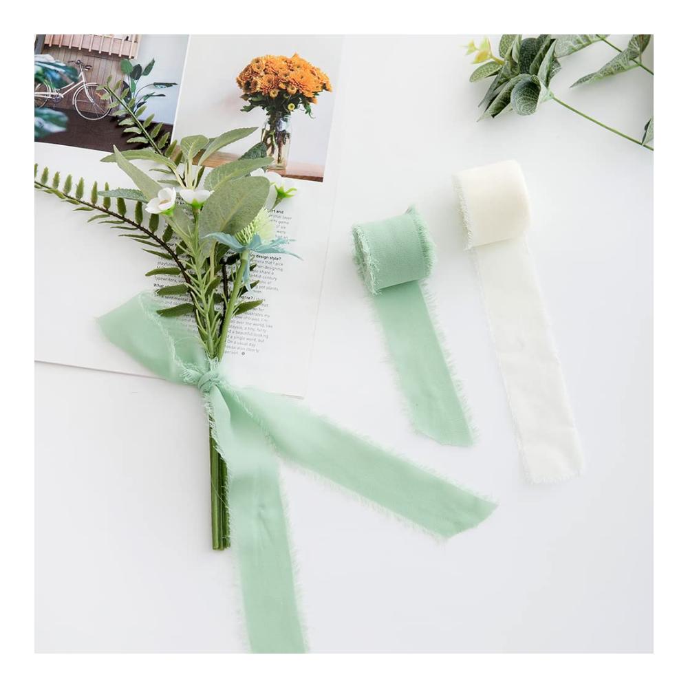 Entdecken Sie die Eleganz 3 Rollen Dunkelgrüne Chiffonbänder - 38mm Breite 6 Meter Länge. Perfekt für stilvolle Dekorationen Geschenkverpackungen und mehr. Hochwertiges Schleifenband aus Stoff für Hochzeiten Taufen und Geburtstage. Verleihen Sie Ihren Geschenken einen Hauch