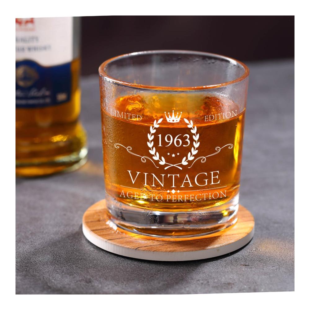 Erlesenes Whiskeyglas-Set zum 60. Geburtstag für Männer - Perfektes Geschenk für Vater Ehemann & Freunde - Inklusive Eiskugelform stilvollem Untersetzer & persönlicher Geschenkkarte - Luxuriös verpackt in einer eleganten