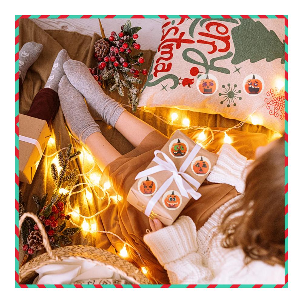 Entdecken Sie den Zauber von Halloween mit unseren Halloweens Aufklebern - 500 Stück Runde Kürbis Stickerrolle! Selbstklebend und vielseitig für Umschläge Geschenkverpackungen DIY Crafts Scrapbooking und dekorative Projekte. Ein absolutes Must-Have für die perfekte Halloween-Stimmung