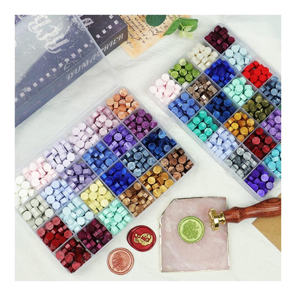Entdecken Sie Eleganz 600 Stück Achteckige Wachssiegel im Kit - Bunte Siegel für Umschläge inklusive Wachsschmelzlöffel und 2 Kerzen. Perfekt für stilvolle Siegelstempel! Erhöhen Sie den Glamour mit hochwertigem